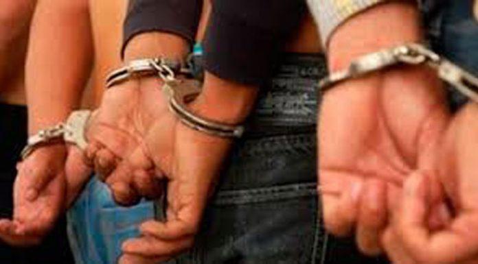 Trei tineri din Buzău au furat bani dintr-o sală de păcănele