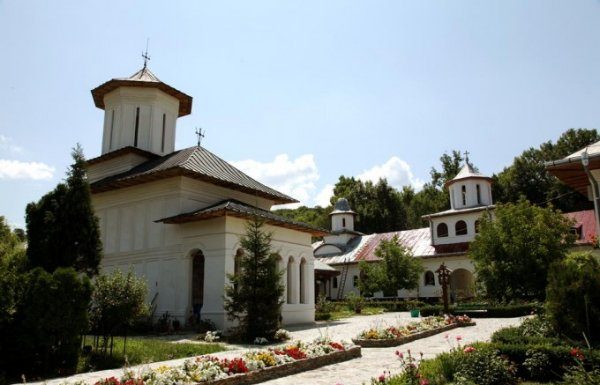 Interviu cu Preacuviosul Părinte Protosinghel Irineu, Preotul de altar al Mănăstirii «Sfânta Treime» de la Strâmba-Jiu, Turceni, Gorj – ,,Ne trebuie multă răbdare, înţelepciune şi bunăcuviinţă, ca să putem să trecem peste toate necazurile, care tot prin Voia Lui Dumnezeu, vin asupra noastră”!