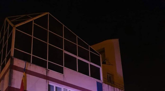 Clădiri din Motru, iluminate în roz pentru cancerul la sân