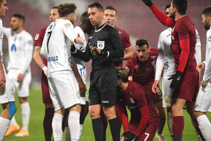 CFR Cluj nu mai vrea arbitrii craioveni: Ţi se scoate mingea din poartă