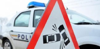 Bărbat decedat, după ce s-a izbit cu mașina de un gard din beton