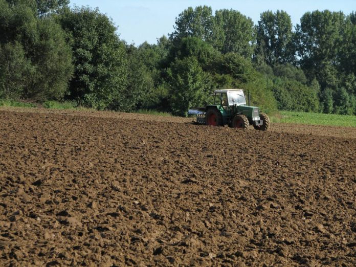 Agricultura de înțelesul tuturor – Iată de ce trebuie arat terenul toamna