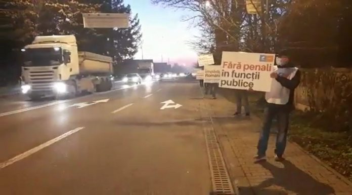VIDEO: ,,Fără penali în funcții publice! Al doilea protest cu pancarte al USR la Târgu-Jiu!