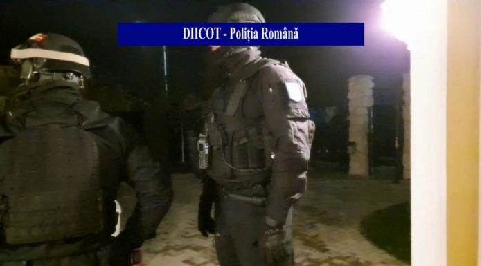 Zeci de persoane, reținute în urma perchezițiilor DIICOT, confiscări de droguri, bani, arme, mașini și aur