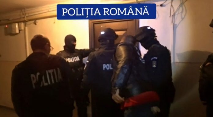 Trei bărbați, ÎNCĂTUȘAȚI pentru CĂMĂTĂRIE și ȘANTAJ. 18 persoane, prejudiciate cu 300.000 de lei