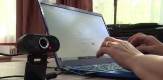 Elevii gorjeni care nu pot participa la cursuri online vor primi lecțiile acasă