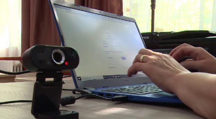 Elevii gorjeni care nu pot participa la cursuri online vor primi lecțiile acasă