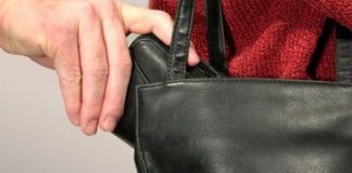 Au furat un portofel și au încercat să scoată bani de pe cardul de salariu, doi târgujieni, ÎNCĂTUȘAȚI