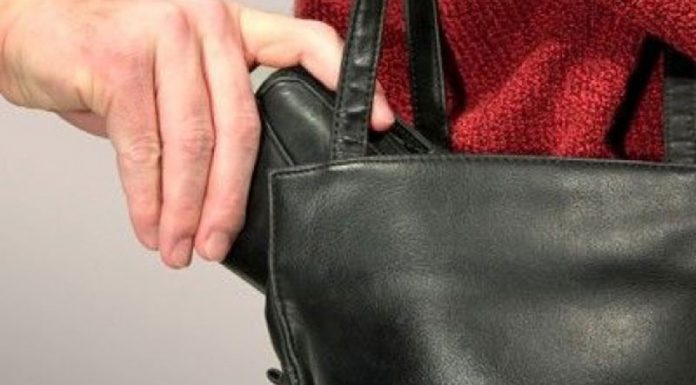 Au furat un portofel și au încercat să scoată bani de pe cardul de salariu, doi târgujieni, ÎNCĂTUȘAȚI