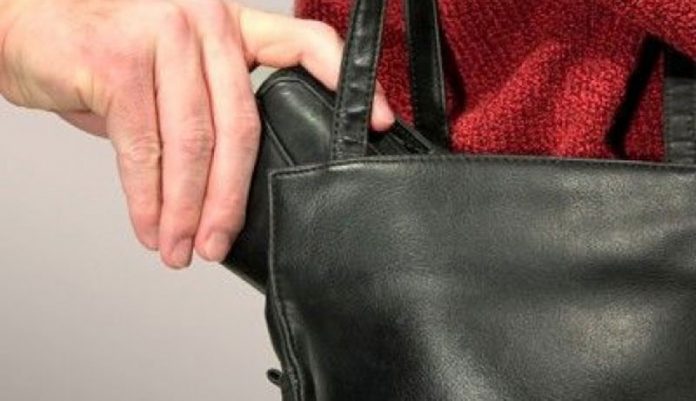 Au furat un portofel și au încercat să scoată bani de pe cardul de salariu, doi târgujieni, ÎNCĂTUȘAȚI