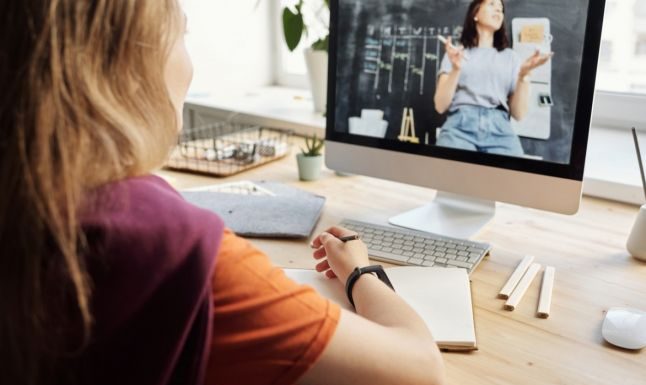 Peste 40% dintre elevii gorjeni fac școală online