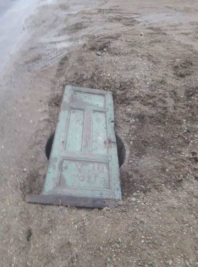 DE TOT RÂSUL! Se întâmplă în Gorj! Așa arată un capac la o rețea de canalizare care a costat peste 30 de miliarde de lei vechi!