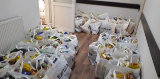 Copiii din Săcelu primesc cadouri atât din partea Consiliului Local, cât și din partea primarului
