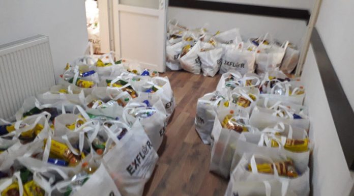 Copiii din Săcelu primesc cadouri atât din partea Consiliului Local, cât și din partea primarului