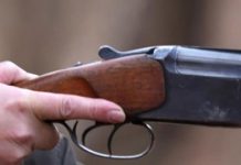 Foc de armă în sat. Supărat că vecinul a insistat să părăsească imobilul, un bărbat din Logrești a folosit arma de vânătoare