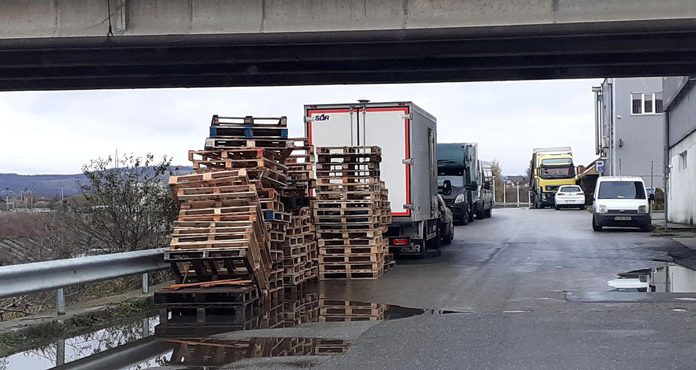 FOTO: Zona comercială din sudul Târgu-Jiului, la marginea civilizației!