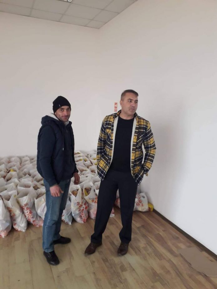 Pachete cu cadouri pentru elevii din Roșia de Amaradia