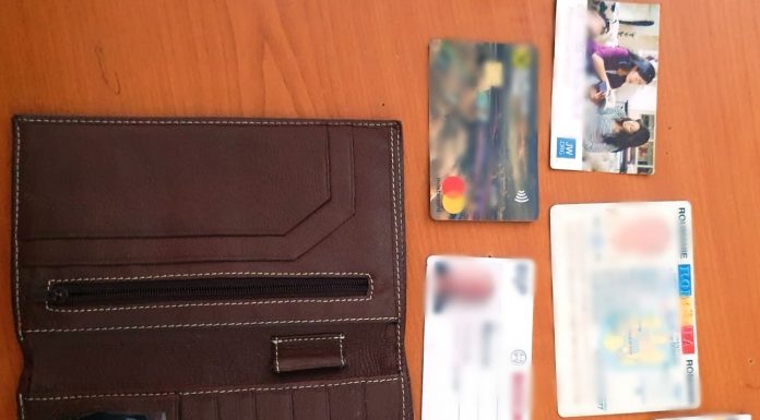 Tentativă de furt. A încercat să scoată bani de pe cardul găsit într-un portofel în tren