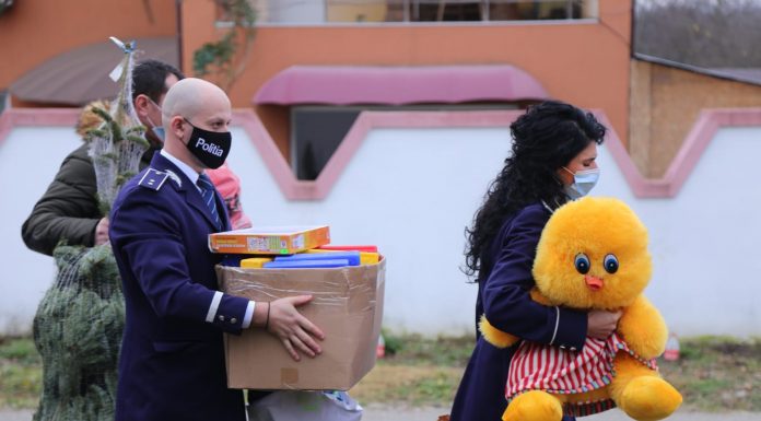 Foto: Copii, vizitați de polițiști și Moș Crăciun cu tolba plină