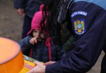 Daruri de la polițiști pentru trei copii din Târgu Cărbunești