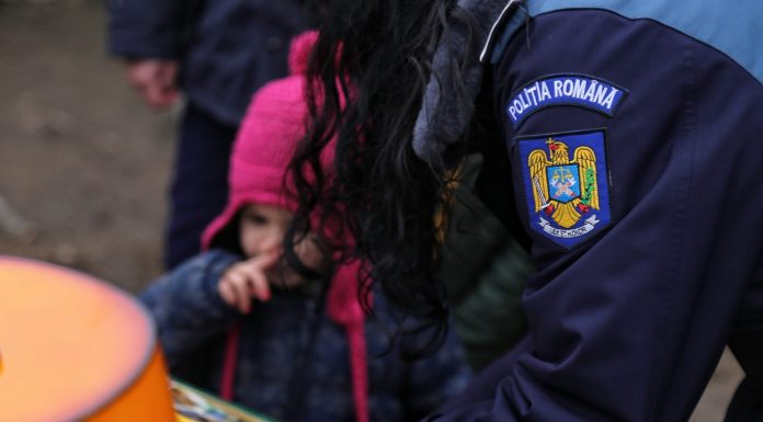 Daruri de la polițiști pentru trei copii din Târgu Cărbunești