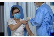Ea este prima persoană vaccinată anti-COVID-19!