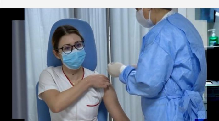 Ea este prima persoană vaccinată anti-COVID-19!