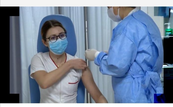 Ea este prima persoană vaccinată anti-COVID-19!