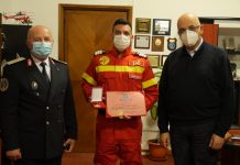 Angajatul ISU Gorj, cel care a ajutat la salvarea prin telefon a unui copil înecat cu o bomboană, a primit emblema de onoare a DSU