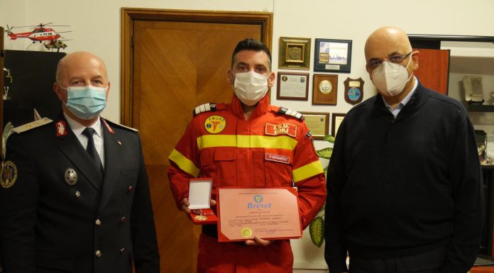 Angajatul ISU Gorj, cel care a ajutat la salvarea prin telefon a unui copil înecat cu o bomboană, a primit emblema de onoare a DSU