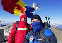 Drapelul României, arborat la înălțime, pe Vârful Parângul Mare
