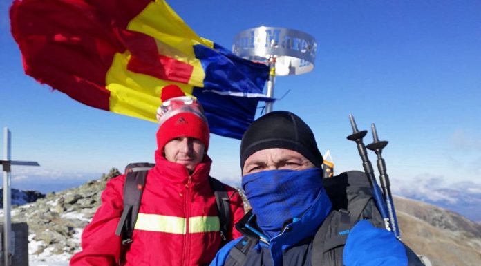 Drapelul României, arborat la înălțime, pe Vârful Parângul Mare