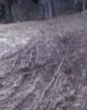 VIDEO: Cătunul Leurdeasa, comuna Vladimir: Drum ca în Evul Mediu, plin de bălți și noroi