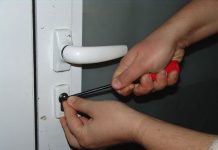 Reținuți după ce au intrat în imobilul unei tinere de 29 de ani. Ce au furat cei doi bărbați