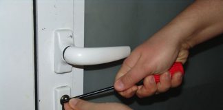 Reținuți după ce au intrat în imobilul unei tinere de 29 de ani. Ce au furat cei doi bărbați