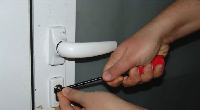 Reținuți după ce au intrat în imobilul unei tinere de 29 de ani. Ce au furat cei doi bărbați