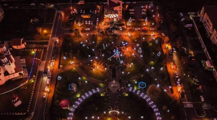 Foto: Motrul feeric! Iluminat de sărbătoare, Moș Crăciun DJ, bomboane pentru copii