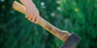 Și-a bătut tatăl, după care și-a amenințat familia cu securea