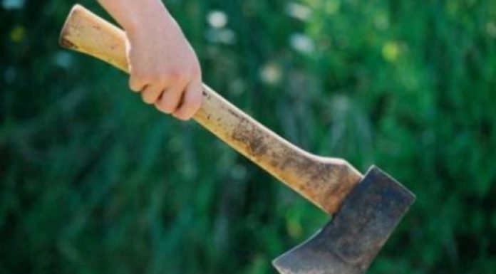 Și-a bătut tatăl, după care și-a amenințat familia cu securea