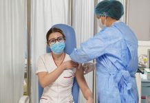 Asistenta care a preluat primul pacient cu Covid din România, un tânăr din Gorj, prima vaccinată. „Este începutul sfârșitului pandemiei”