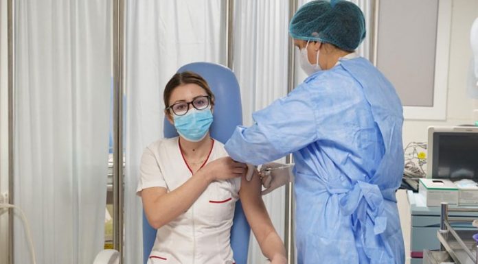 Asistenta care a preluat primul pacient cu Covid din România, un tânăr din Gorj, prima vaccinată. „Este începutul sfârșitului pandemiei”