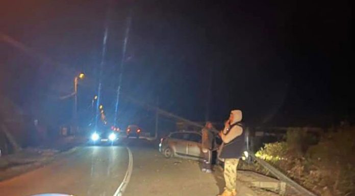 S-a oprit cu mașina în șanț. Șoferul era băut