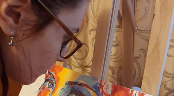 Mâna unei pictorițe de 16 ani stă într-o operație care se poate realiza doar în Germania!