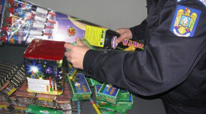 Prins de polițiști cu artificii la vânzare. Dosar penal!