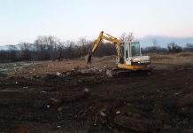 A declarat război gunoiului! Teren curățat benevol și cu utilajul propriu de un consilier local