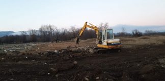 A declarat război gunoiului! Teren curățat benevol și cu utilajul propriu de un consilier local