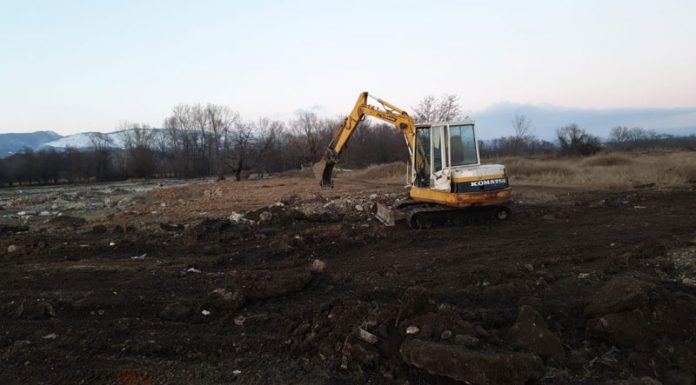 A declarat război gunoiului! Teren curățat benevol și cu utilajul propriu de un consilier local