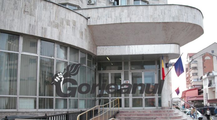 Un tractor și o autoutilitară, ambele nefuncționale, vândute la licitație, de Finanțele din Gorj