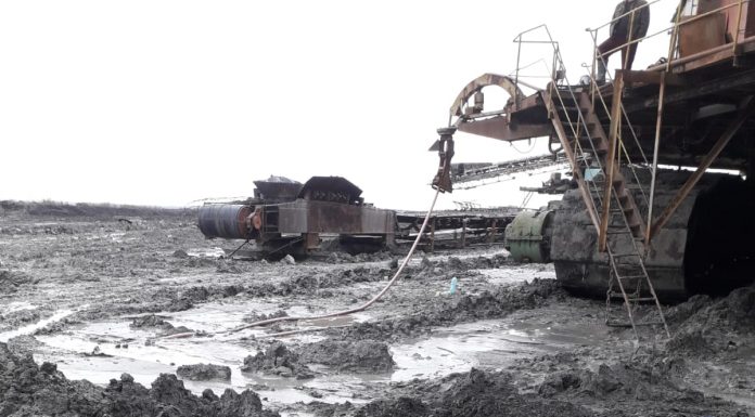 Salariat al Carierei Roșiuța, la spital după ce a fost lovit cu un șurub în cap