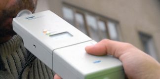 S-a oprit cu mașina într-un gard. Șoferul era băut